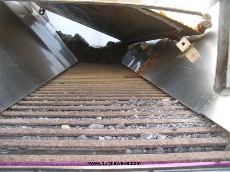 image for item L6357 2002 GMC C7500 dump truck