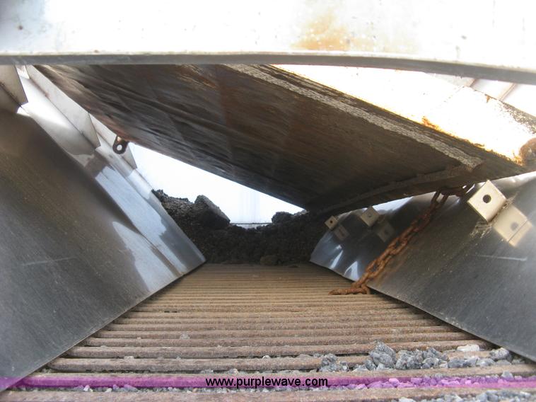 image for item L6357 2002 GMC C7500 dump truck