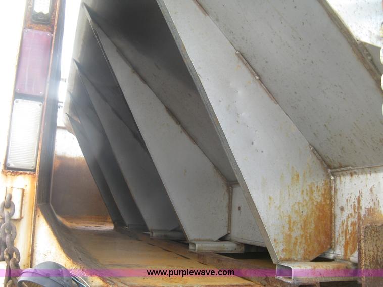 image for item L6358 2005 Sterling L7500 dump truck