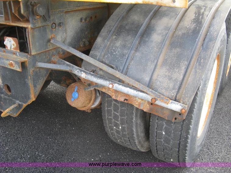 image for item L6358 2005 Sterling L7500 dump truck