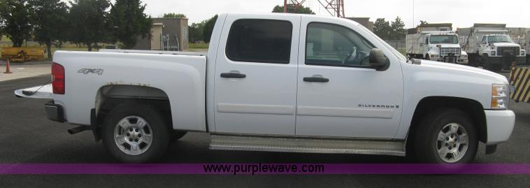 image for item L6359 2008 Chevrolet Silverado 1500 LT Crew Cab pickup truck