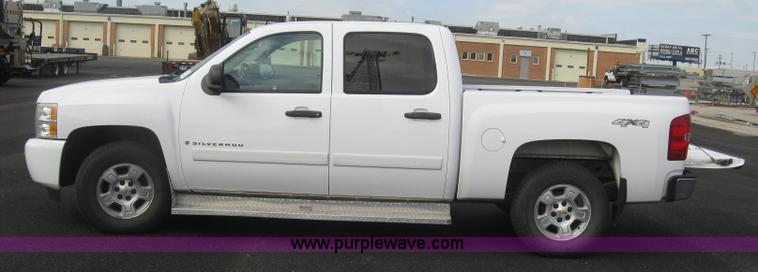 image for item L6359 2008 Chevrolet Silverado 1500 LT Crew Cab pickup truck