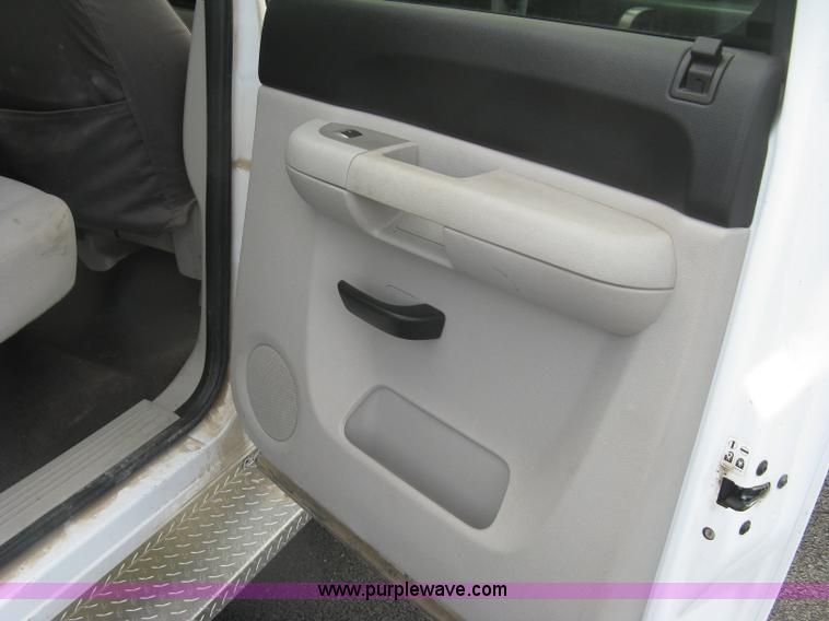 image for item L6359 2008 Chevrolet Silverado 1500 LT Crew Cab pickup truck