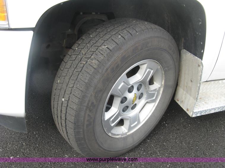 image for item L6359 2008 Chevrolet Silverado 1500 LT Crew Cab pickup truck