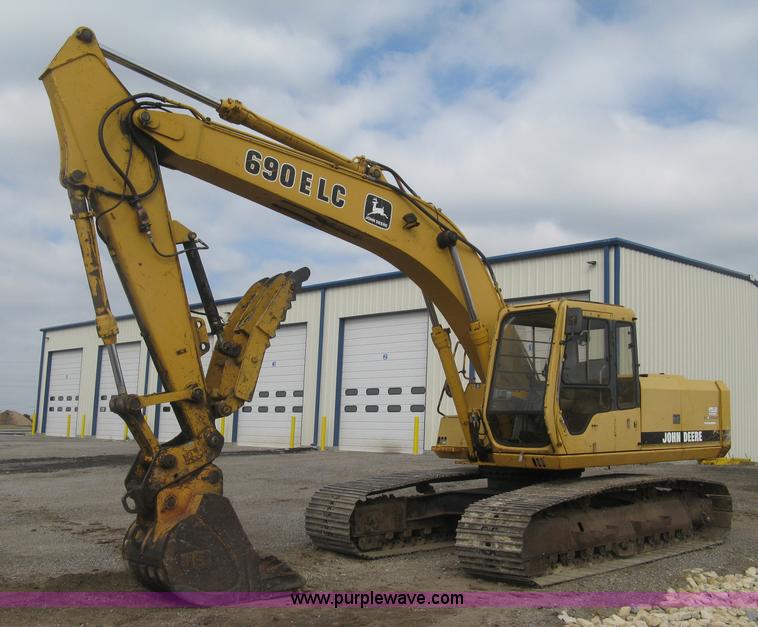 image for item L6360 1995 John Deere 690E LC excavator