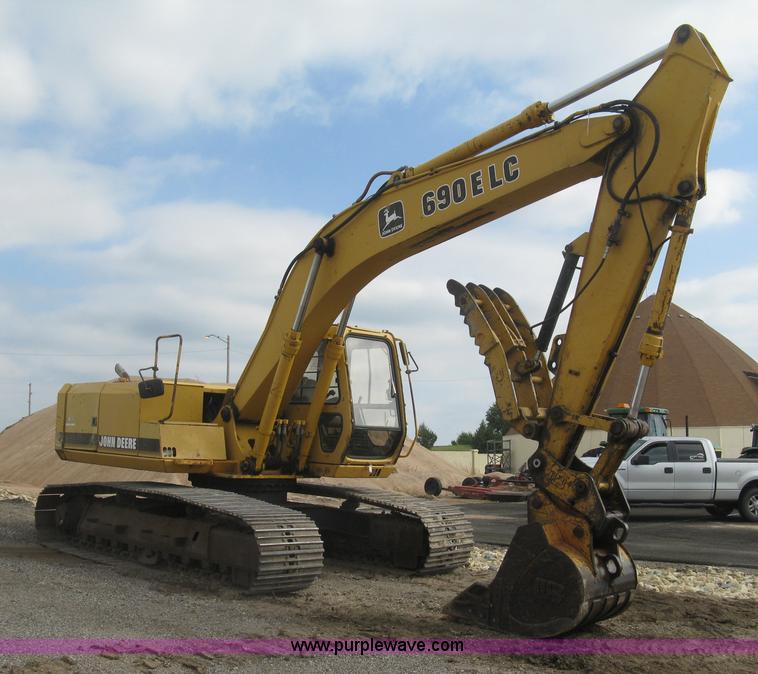 image for item L6360 1995 John Deere 690E LC excavator