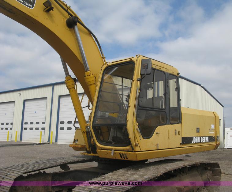 image for item L6360 1995 John Deere 690E LC excavator
