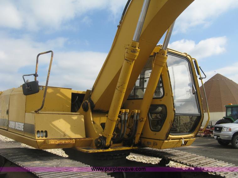 image for item L6360 1995 John Deere 690E LC excavator