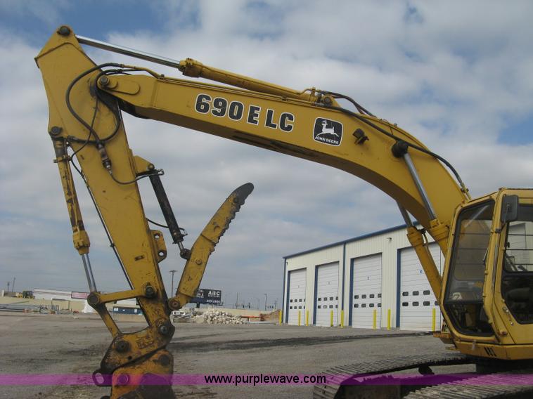 image for item L6360 1995 John Deere 690E LC excavator