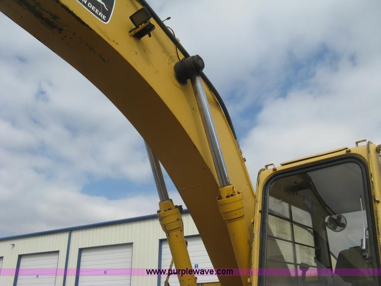 image for item L6360 1995 John Deere 690E LC excavator