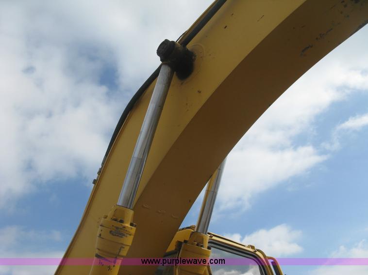 image for item L6360 1995 John Deere 690E LC excavator