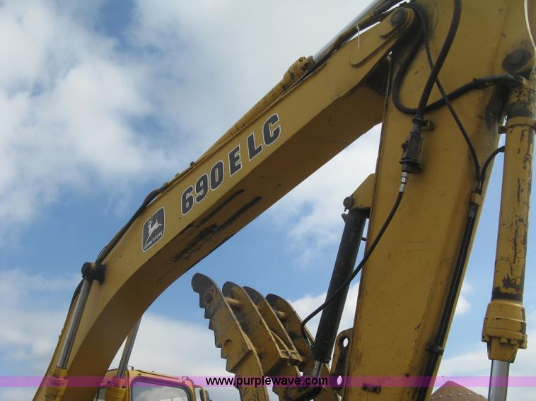 image for item L6360 1995 John Deere 690E LC excavator