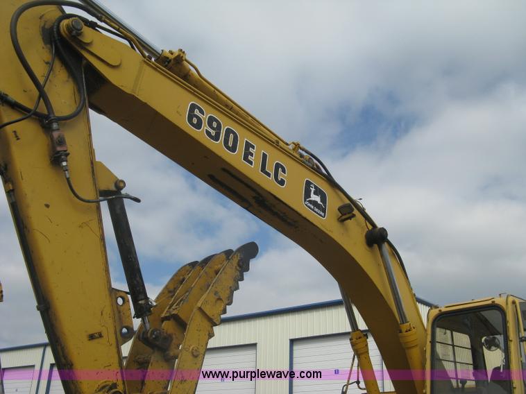 image for item L6360 1995 John Deere 690E LC excavator