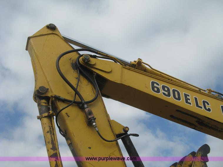 image for item L6360 1995 John Deere 690E LC excavator