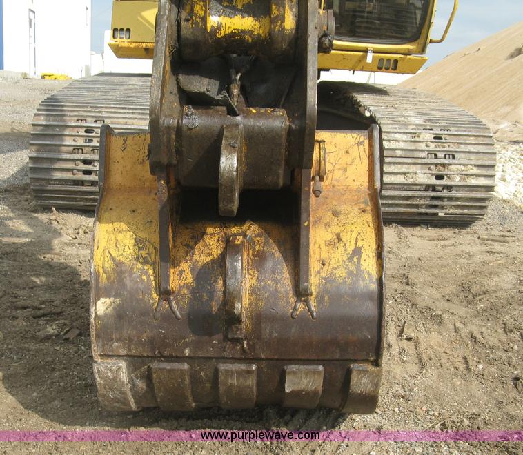 image for item L6360 1995 John Deere 690E LC excavator