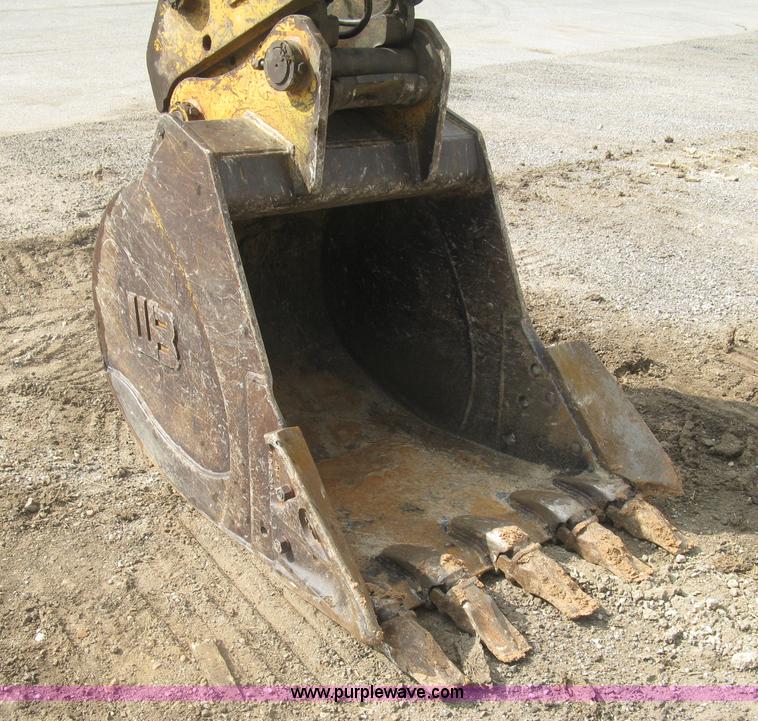 image for item L6360 1995 John Deere 690E LC excavator