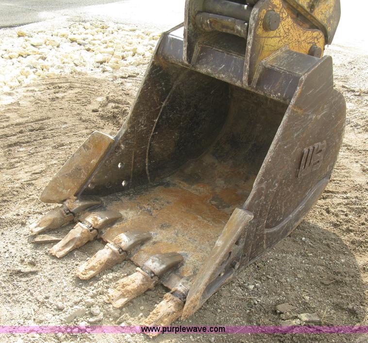 image for item L6360 1995 John Deere 690E LC excavator