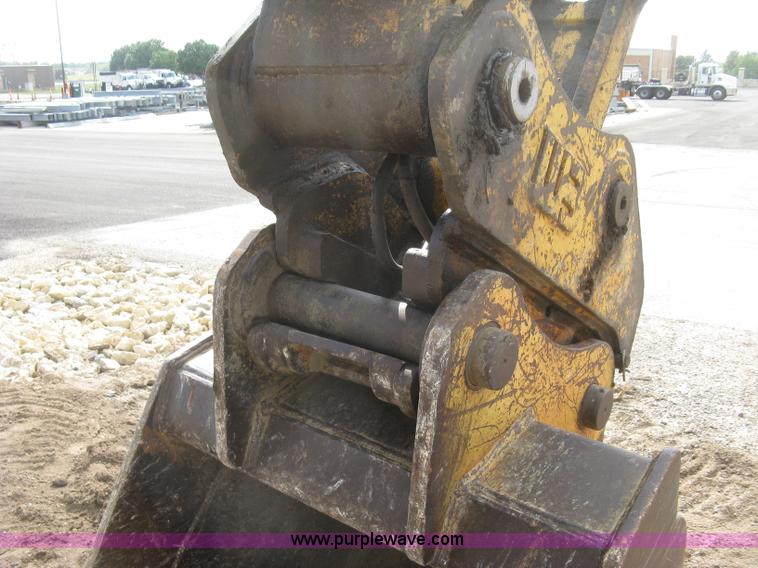 image for item L6360 1995 John Deere 690E LC excavator