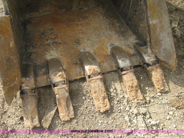 image for item L6360 1995 John Deere 690E LC excavator