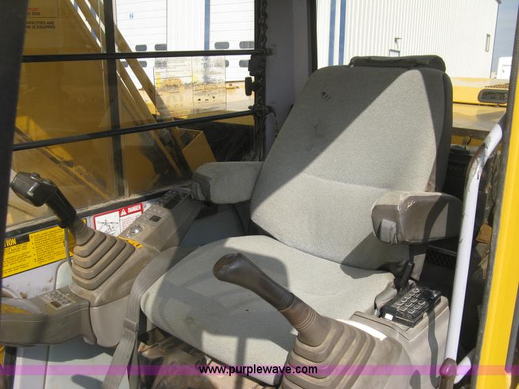image for item L6360 1995 John Deere 690E LC excavator