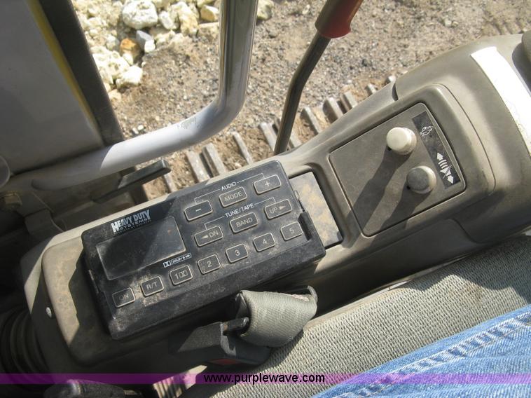 image for item L6360 1995 John Deere 690E LC excavator