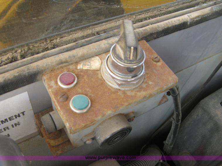 image for item L6360 1995 John Deere 690E LC excavator