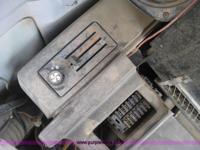 image for item L6360 1995 John Deere 690E LC excavator