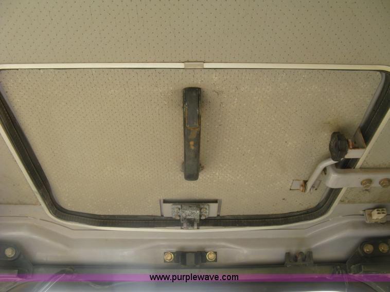 image for item L6360 1995 John Deere 690E LC excavator