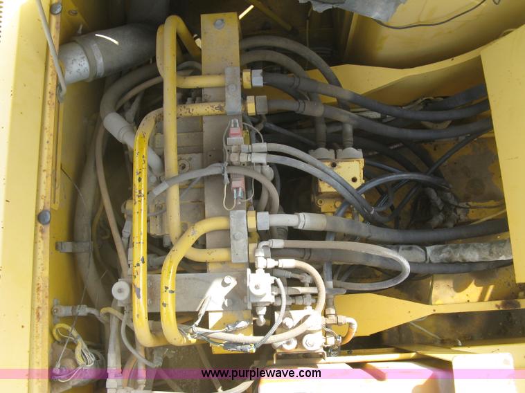 image for item L6360 1995 John Deere 690E LC excavator
