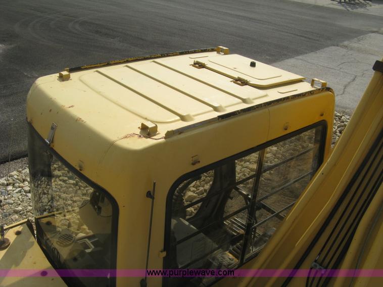 image for item L6360 1995 John Deere 690E LC excavator