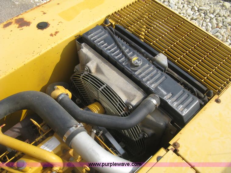 image for item L6360 1995 John Deere 690E LC excavator