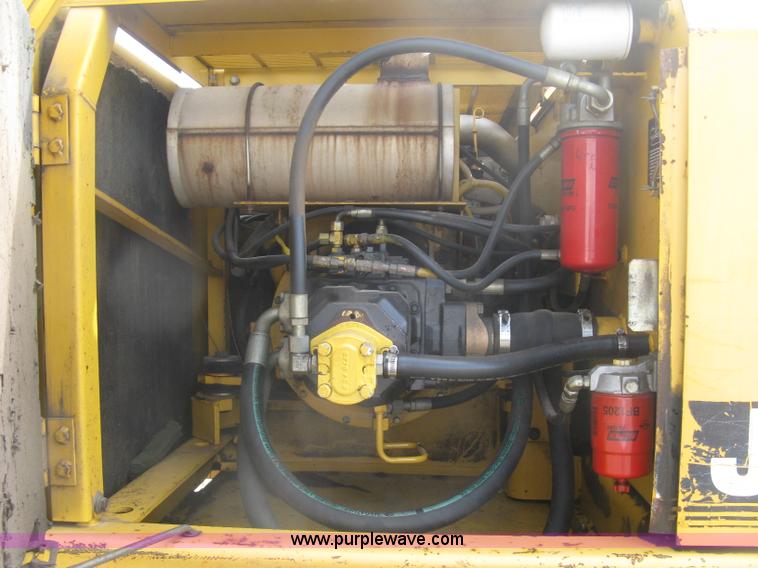 image for item L6360 1995 John Deere 690E LC excavator