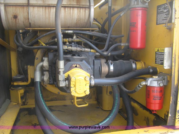 image for item L6360 1995 John Deere 690E LC excavator