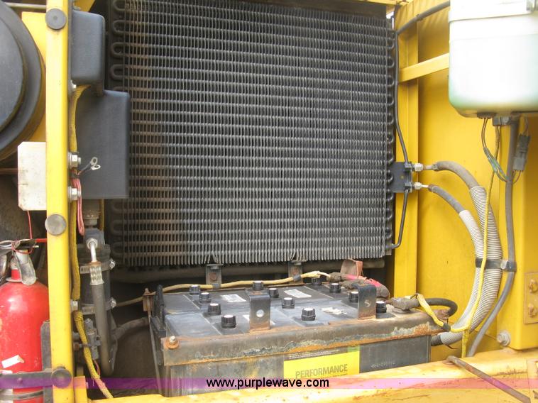 image for item L6360 1995 John Deere 690E LC excavator