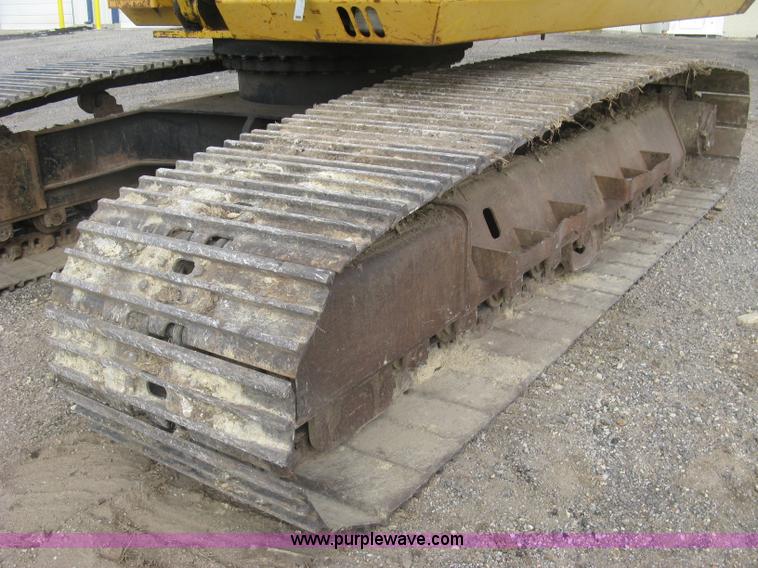 image for item L6360 1995 John Deere 690E LC excavator