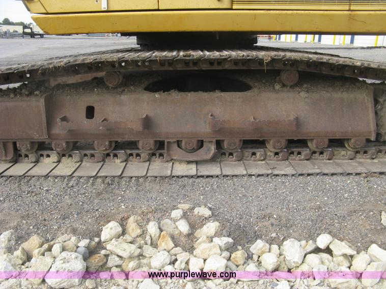 image for item L6360 1995 John Deere 690E LC excavator