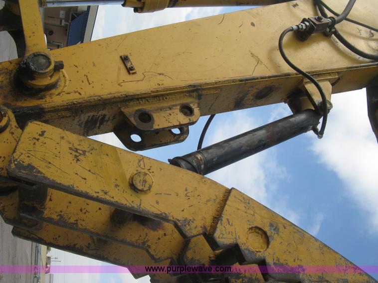 image for item L6360 1995 John Deere 690E LC excavator