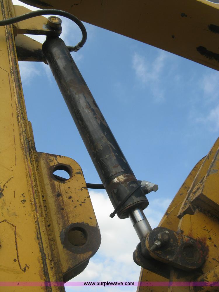 image for item L6360 1995 John Deere 690E LC excavator