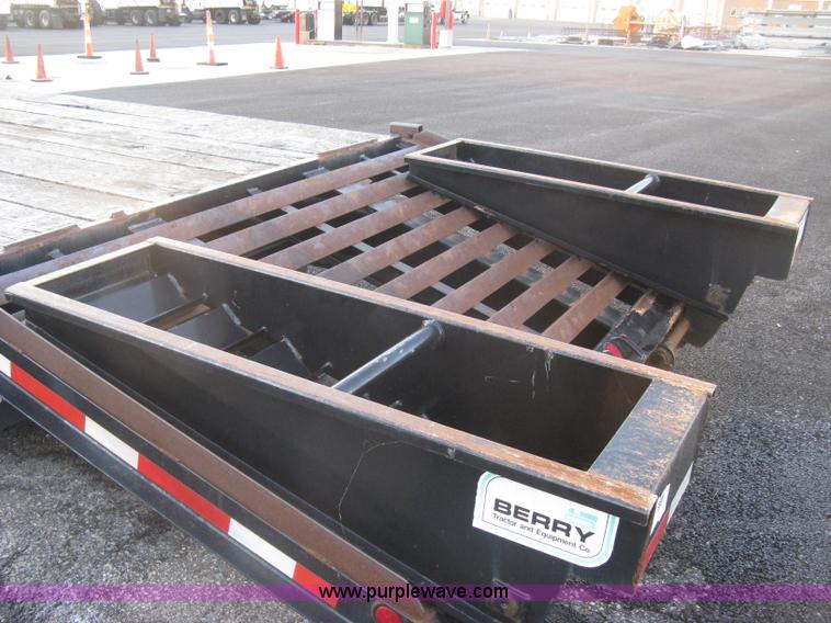 image for item L6369 2006 Felling FT-32 equipment trailer