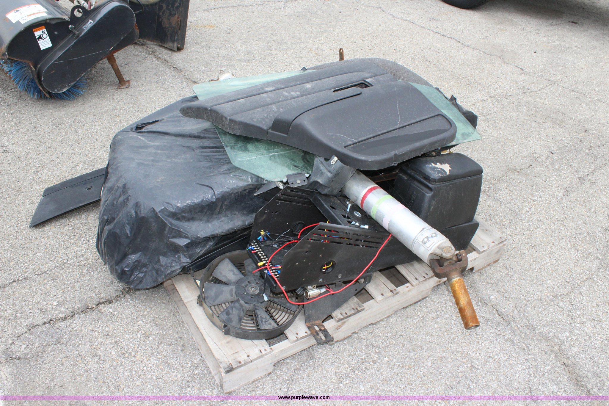 Ford Crown Victoria parts in Topeka, KS Item BL9399 sold Purple Wave