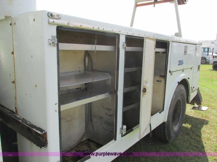 image for item K6647 1990 International 4900 bucket truck