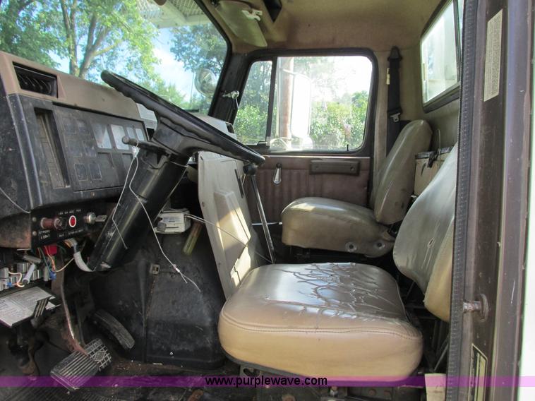 image for item K6647 1990 International 4900 bucket truck