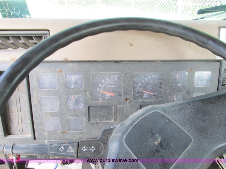 image for item K6647 1990 International 4900 bucket truck