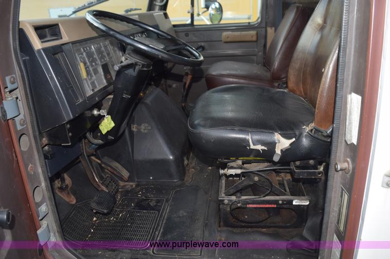 image for item K6649 1991 International 4900 flatbed truck