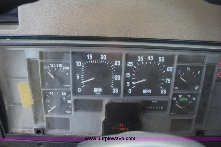 image for item K6649 1991 International 4900 flatbed truck