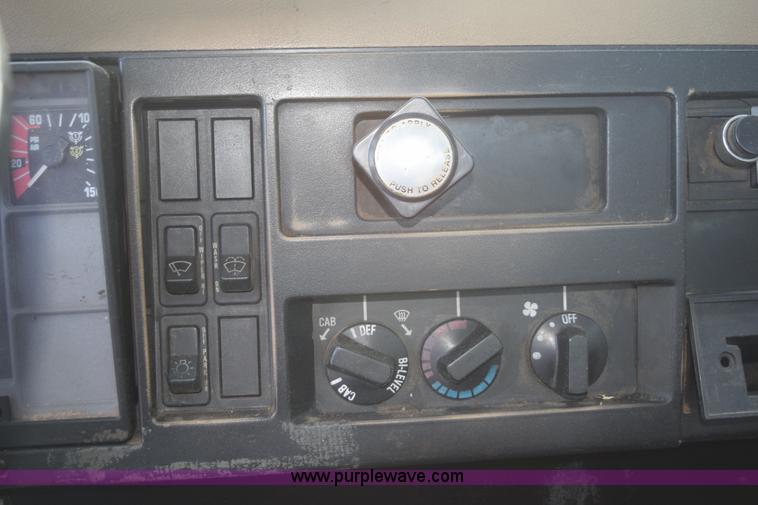 image for item K6649 1991 International 4900 flatbed truck