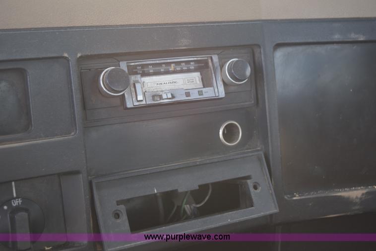 image for item K6649 1991 International 4900 flatbed truck