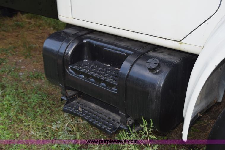 image for item K6649 1991 International 4900 flatbed truck