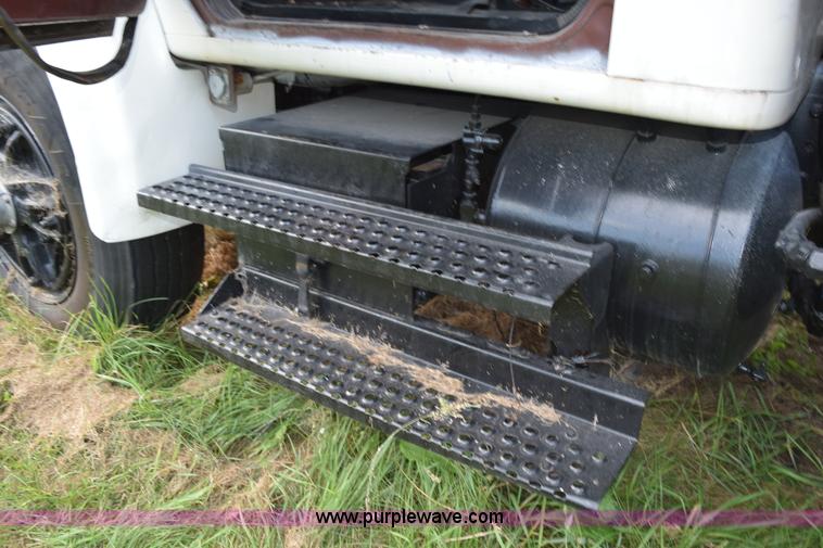 image for item K6649 1991 International 4900 flatbed truck