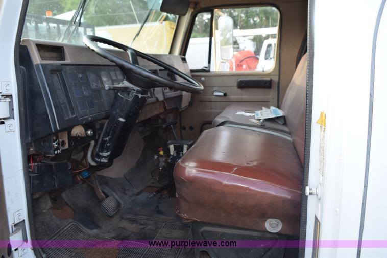 image for item K6650 1990 International 4600LP flatbed truck